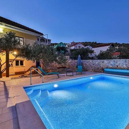 Palada House With A Private Pool Marina