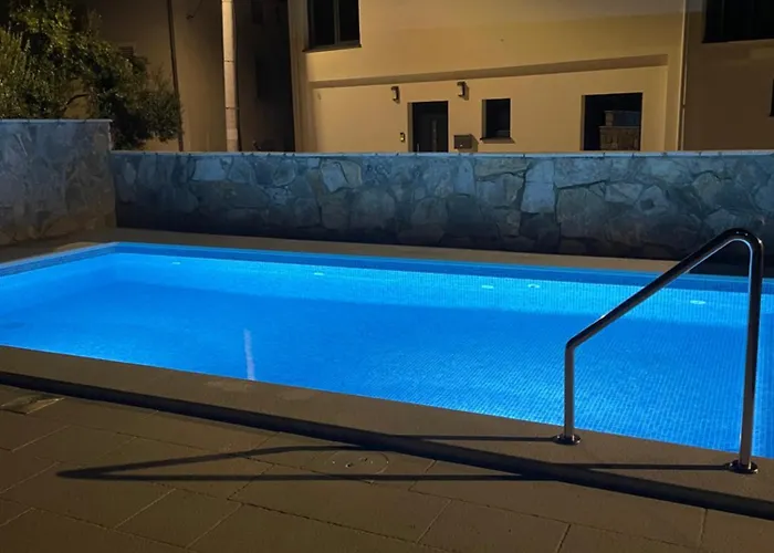 Palada House With A Private Pool Marina
